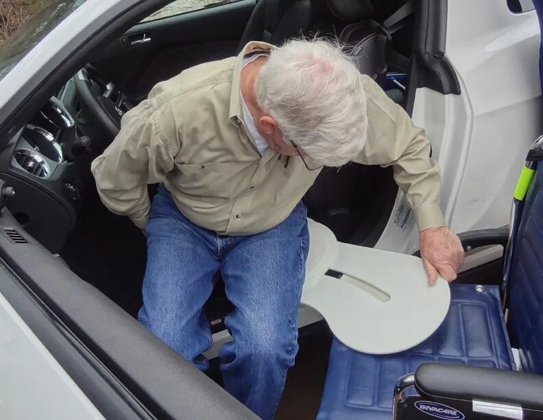 Пересадка инвалидов. Доска для пересаживания beasy transfer board. Приспособления для пересаживания инвалидов колясочников. Доска для пересаживания скользящая. 625.