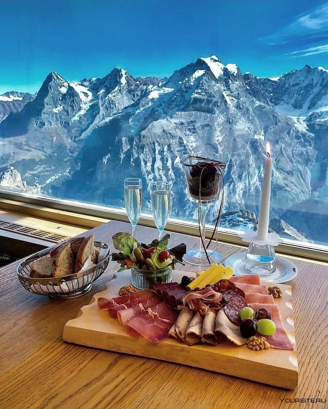 Красивый завтрак. Завтрак в Альпах. Обед с видом на горы. Ужин с видом на горы. Завтраки красная поляна