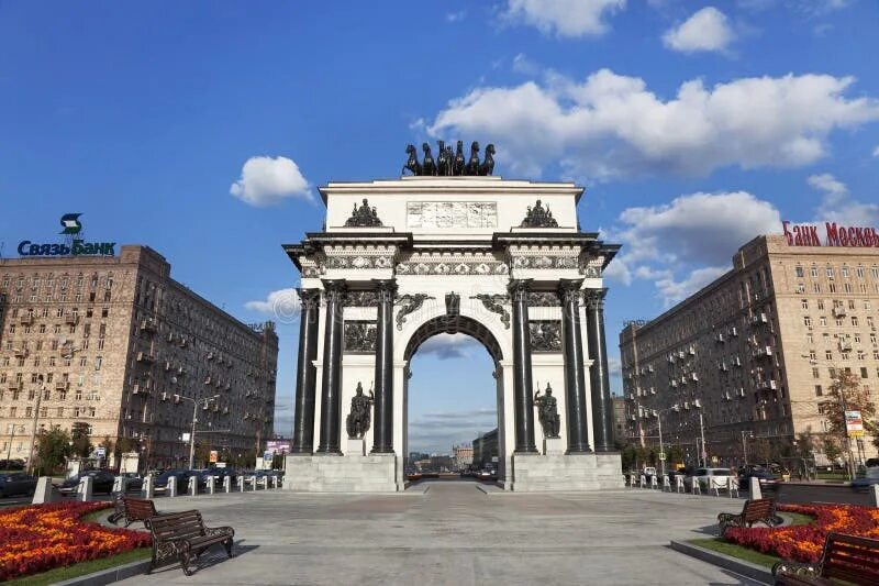 Триумфальная арка в москве в честь чего. Триумфальная арка парк победы москва. триумфальная арка кутузовский проспект. триумфальные ворота на кутузовском проспекте. триумфальная арка в москве на кутузовском.