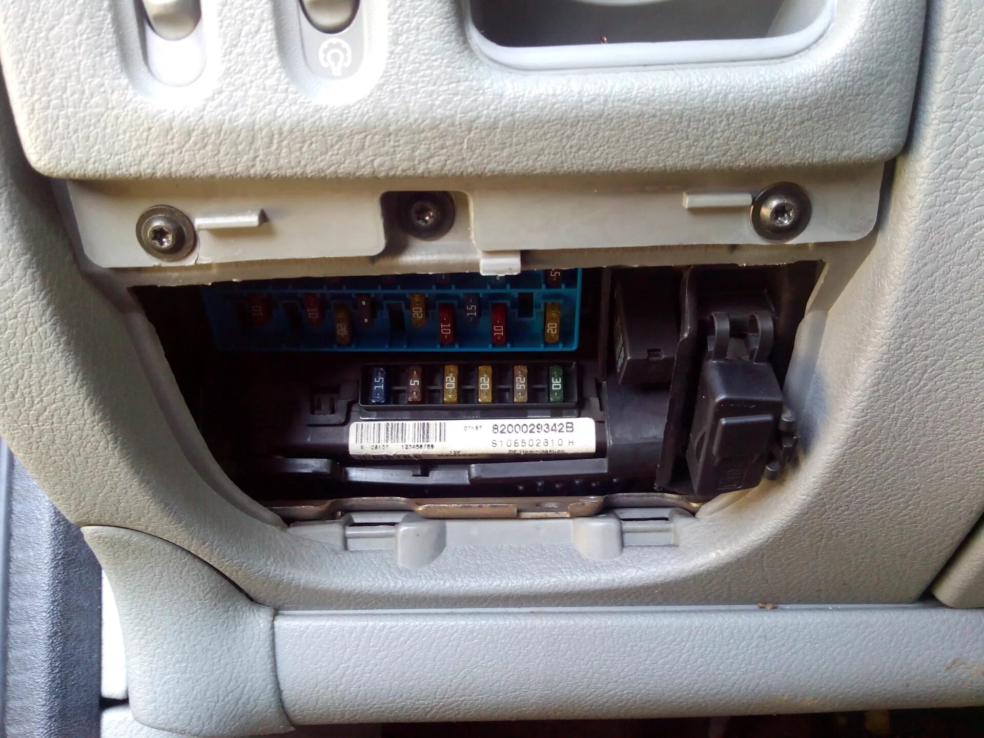 Разъем обд рено сценик 2010. Рено сценик обд разъем где. Renault scenic разъём obd2. Диагностический разъем сценик 2. Obd renault scenic 2.