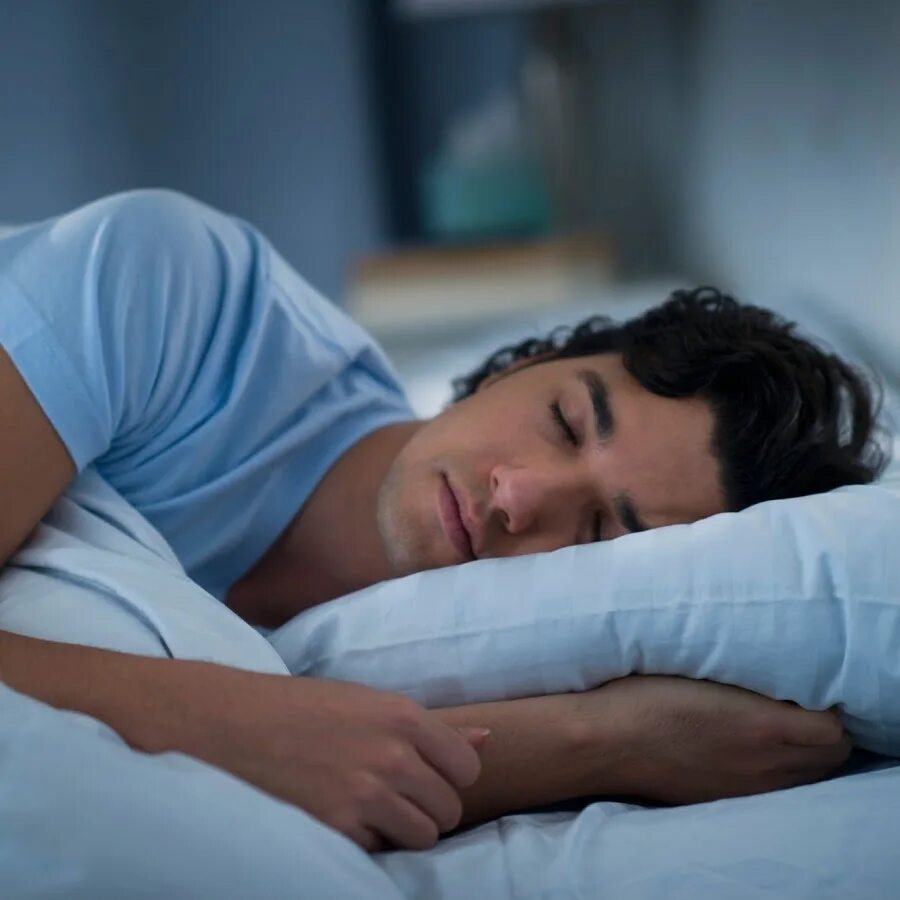 Спящий мужчина спиной. Мужчина спит. Человек в кровати. Спящие люди. Спящий мужчина.