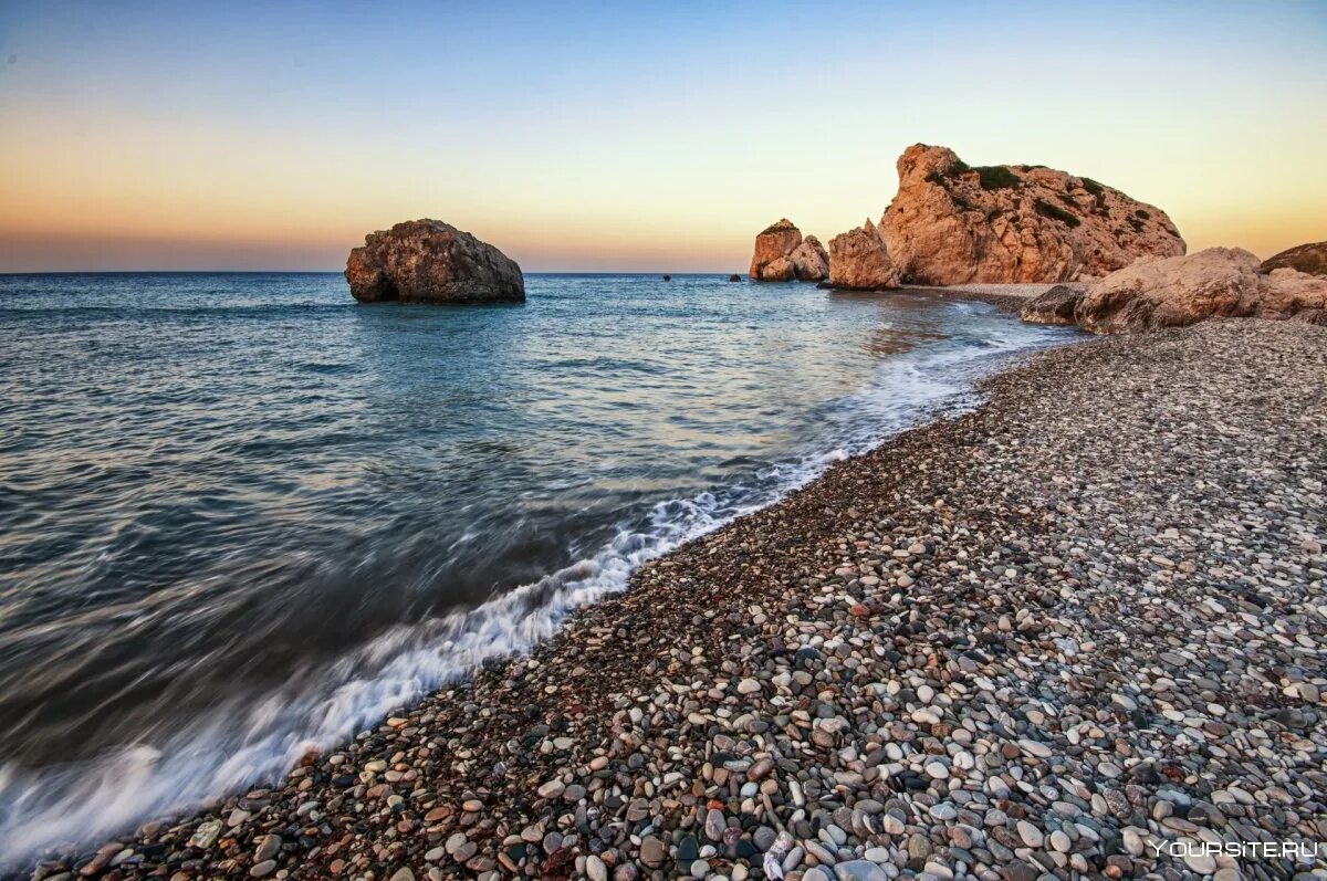 Ютуб черное море. Черное море галечный берег. Галечный пляж Корсика. Черное море Каменистый пляж. Черное море галечный пляж.