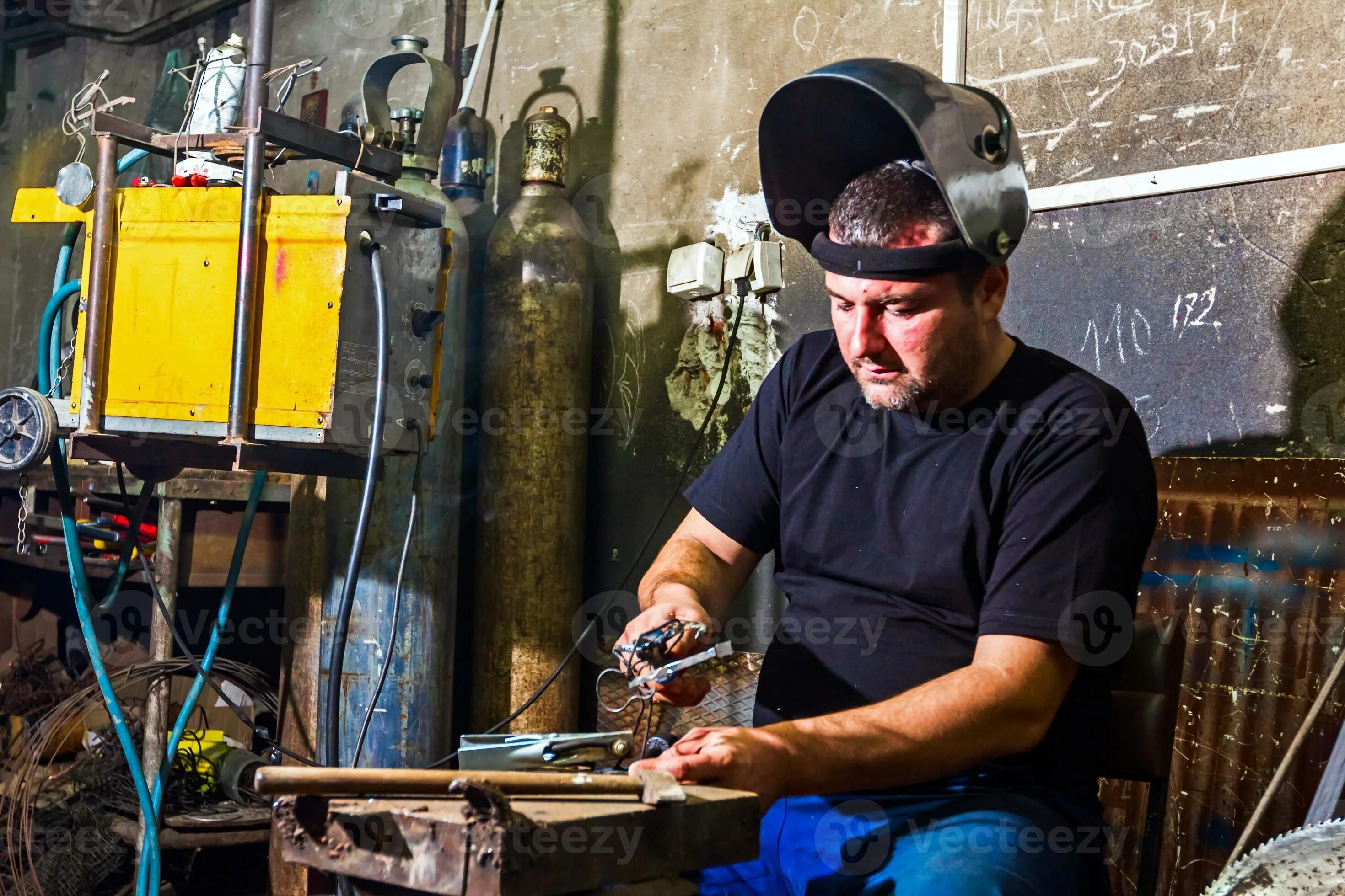 Фото сварщика аргонщик трубки кондиционера. Сварочные работы. Hgg pipe cutting. Shielded metal arc welding. Газовая сварка металлов.