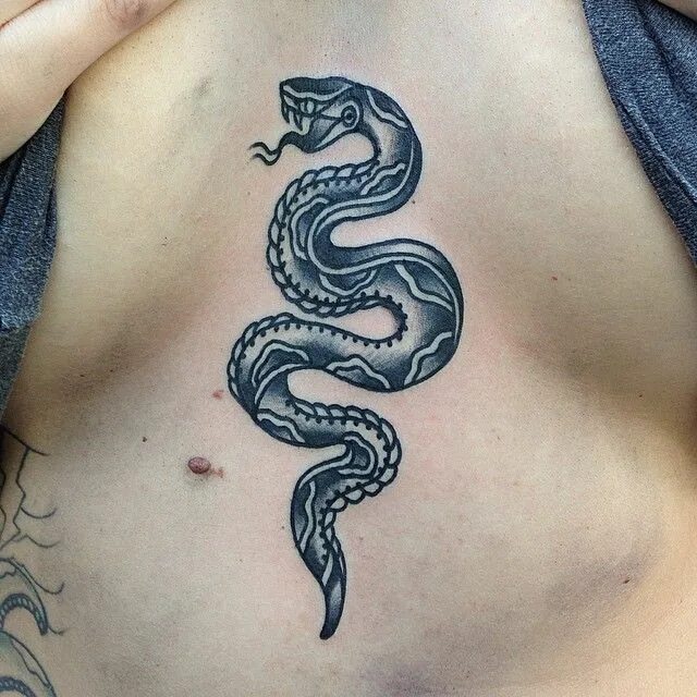 Тату змеи на груди. Тату змеи на груди у девушки. Татуировка змея на груди. Тату змеи на груди женские.