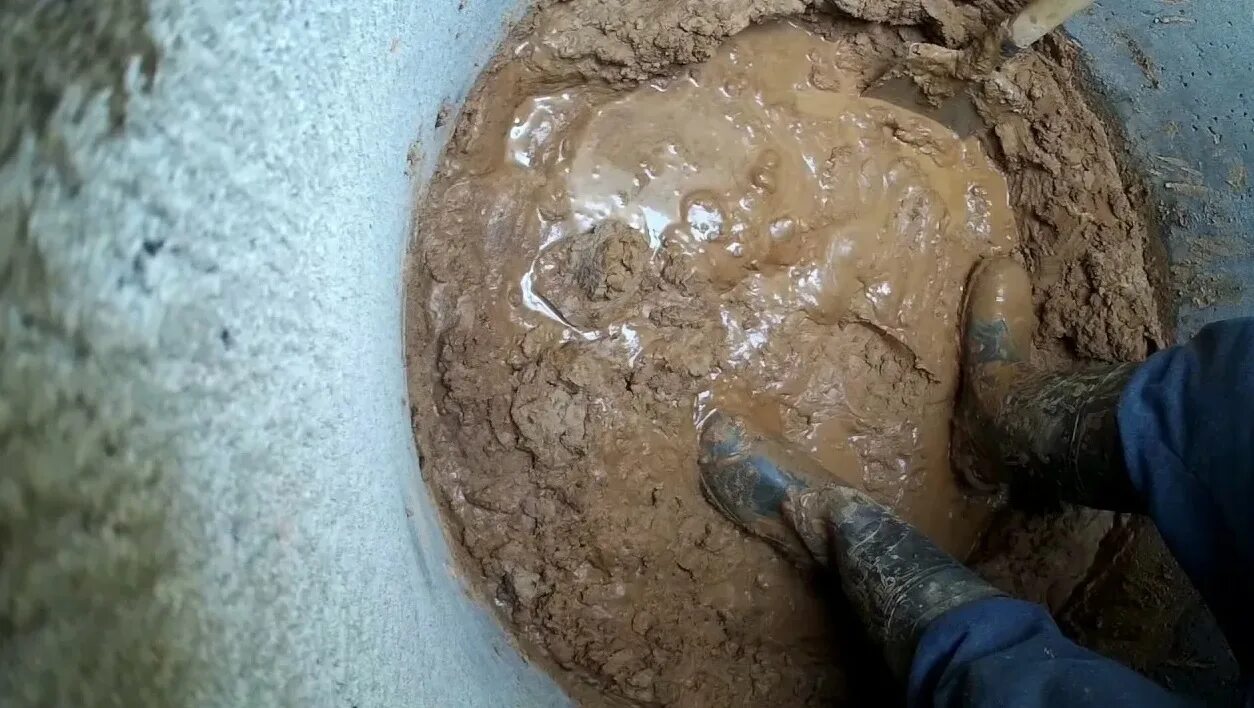 Плывун в почве. Плывун грунт. Колодезный плывун. Плавун плывун. Фундамент на плывуне.