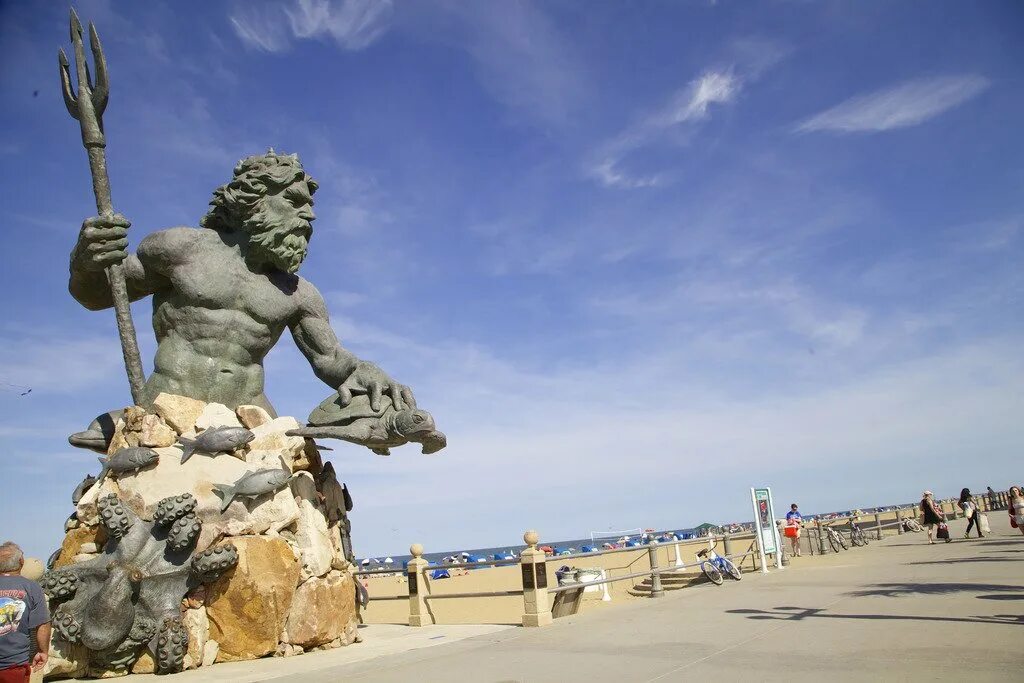 Нептун на virginia beach. Нептун бог статуя. Посейдон нептун скульптура. Скульптура посейдона в копенгагене. Статуя посейдона на канарских островах.