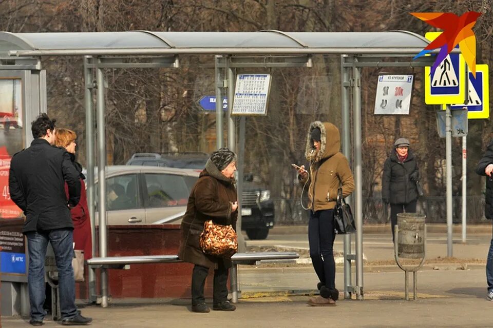 На автобусной остановке остановился автобус. Люди на остановке. Люди на остановке зимой. Автобусная остановка с людьми. Люди на остановке в России.