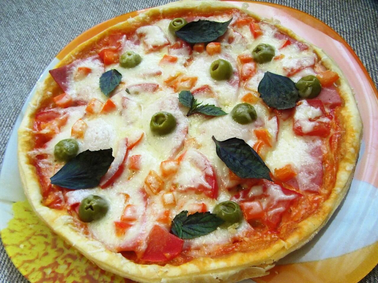Пицца моцарелла. Итальянская пицца моцарелла. Моцарелла для пиццы. Пицца с сыром. Пицца с сыром моцарелла.