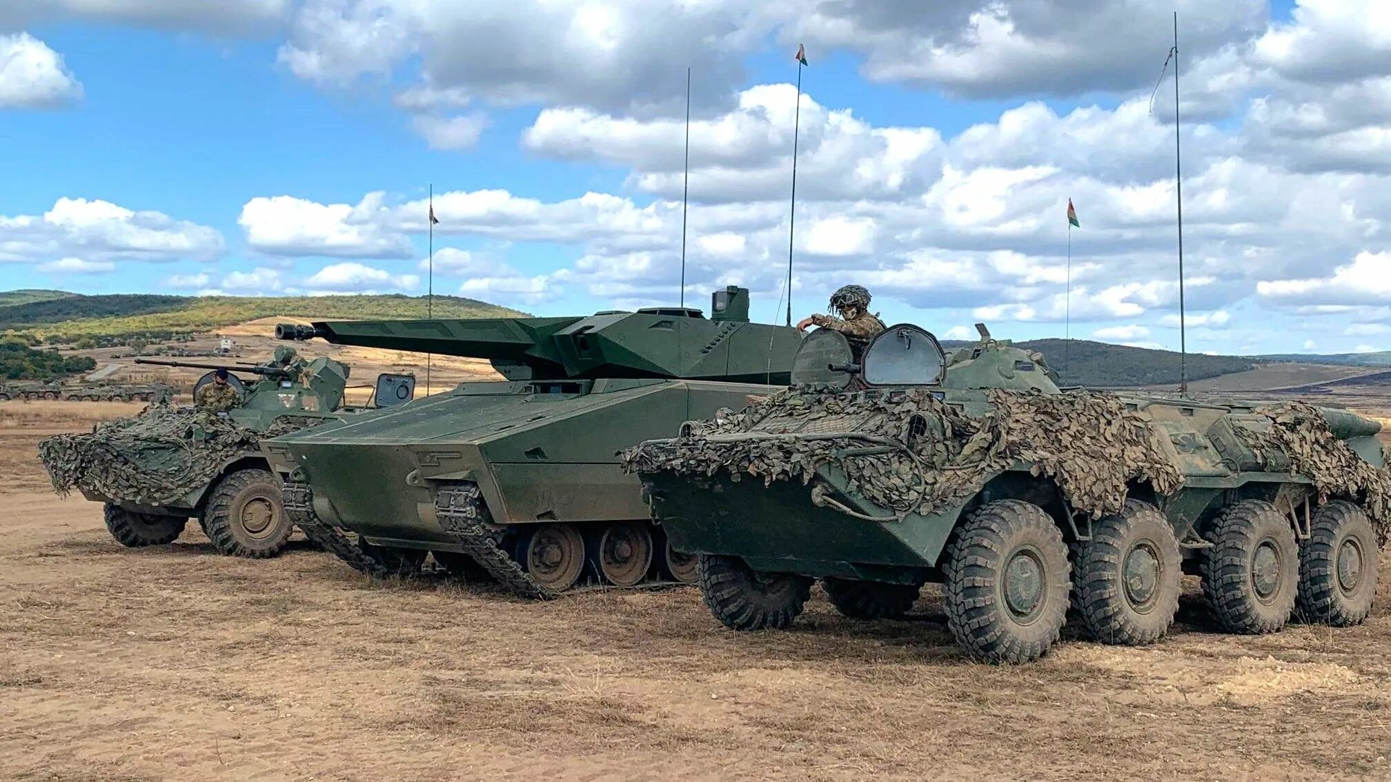 Бтр пытается проскочить мимо танков. Бтр-90 с бм &quot;бережок&quot;. бтр-80 бронетранспортёр. бтр-90 бережок. бмп lynx kf41.