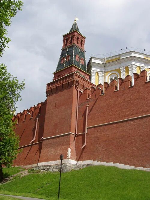 Башня московского кремля известная своими парадными воротами. Оружейная башня московского кремля. комендантская башня московского кремля. оружейная башня московского кремля фото. оружейная (конюшенная) башня.