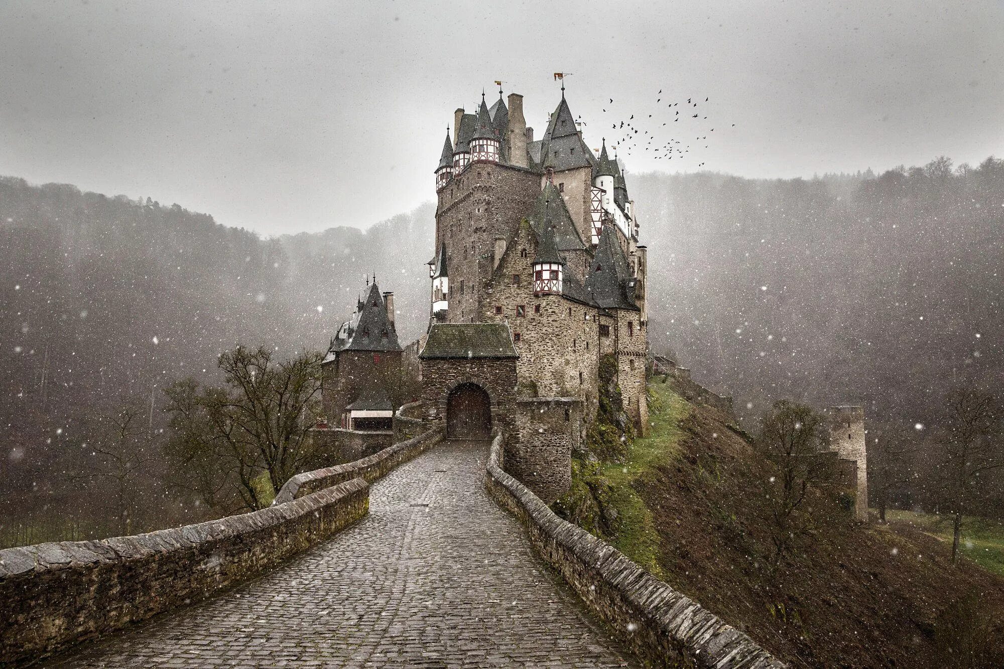 Известный средневековый замок. Замок Эльц Германия зимой. Замок Эльц Эстетика. Замок Эльц Рейнланд-Пфальц Германия. Эльц Готический замок.