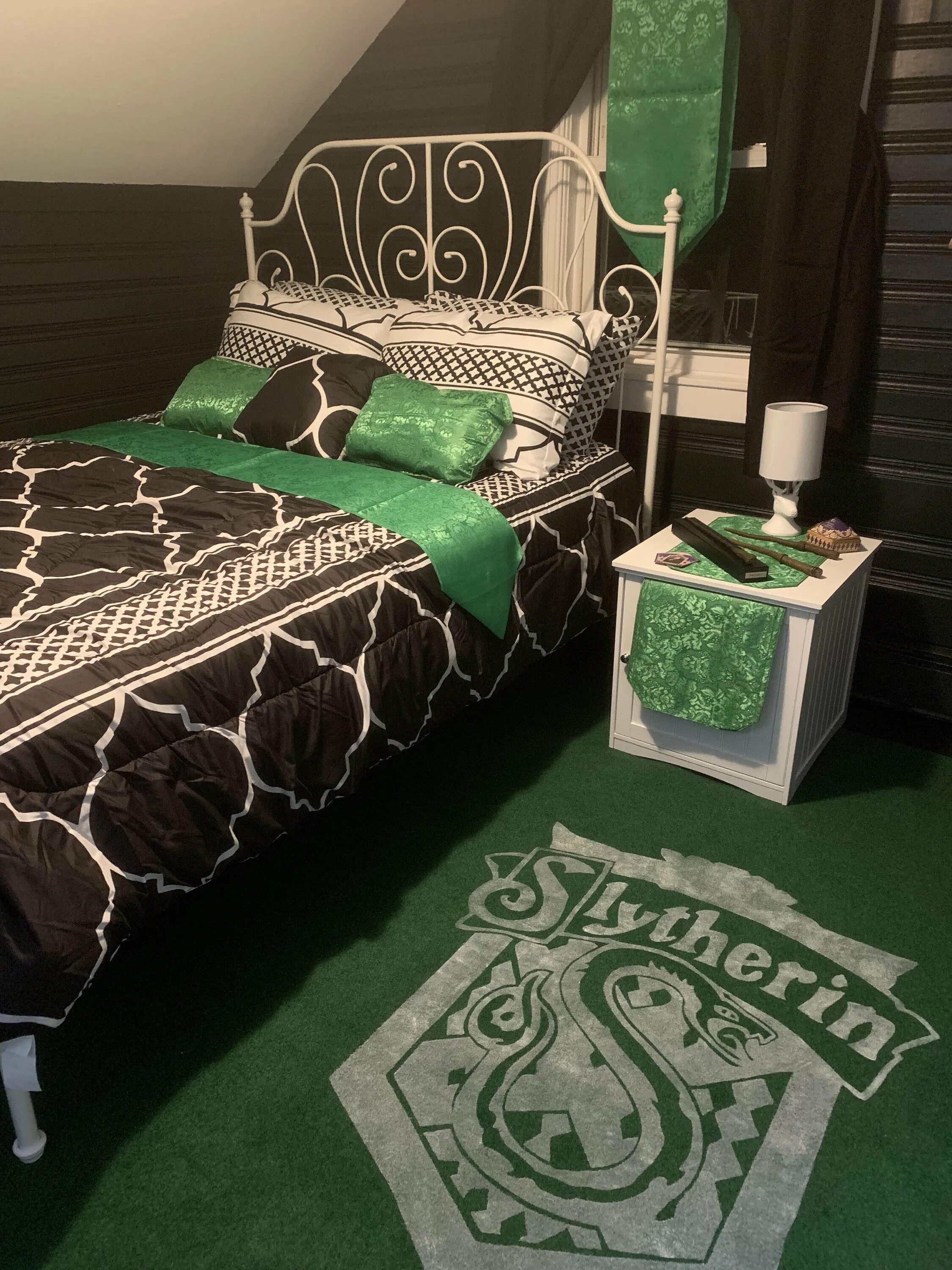 Гарри поттер комната слизерин. Спальня слизерина. Гарри поттер гостиная слизерина спальня. Спальня слизерина. Малфой мэнор спальни.