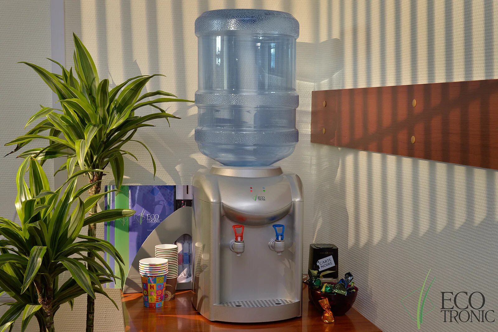 Какой кулер для воды лучше. Диспенсер Ecotronic k1-te Silver. Кулер офисный Water Dispenser Ecotronic. Диспенсер Ecotronic h2-le->174737. Настольный кулер для воды в квартире.