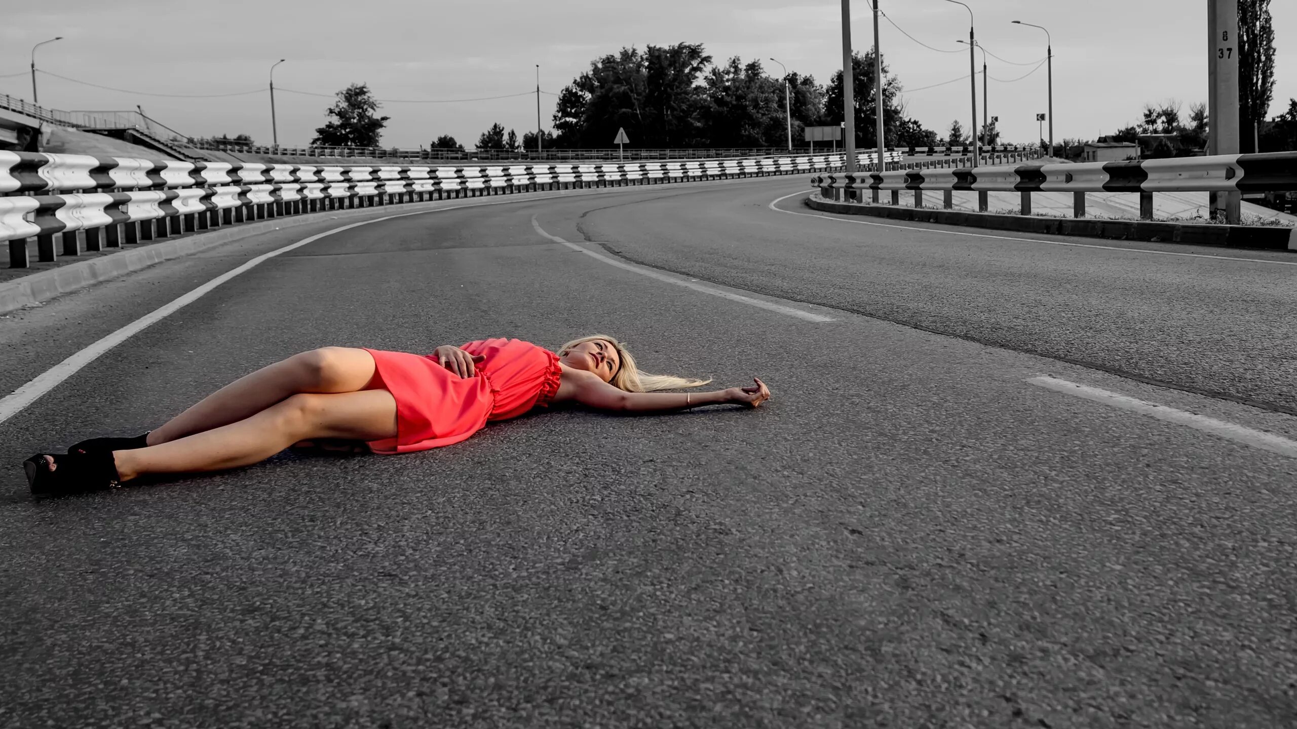 Вдоль дорог я иду слушать. Девушка валяется на дороге. девушка лежит на асфальте. девушка лежит на дороге. фотосессия на дороге.