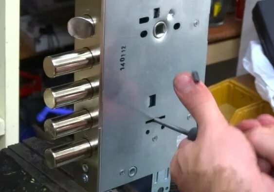 дверной замок эльбор 766. вскрытие замка высверливанием сувальдного. замок эльбор врезной для металлической двери. самоимпрессия для сувальдных замков. дверной замок сувальдный 3b7.