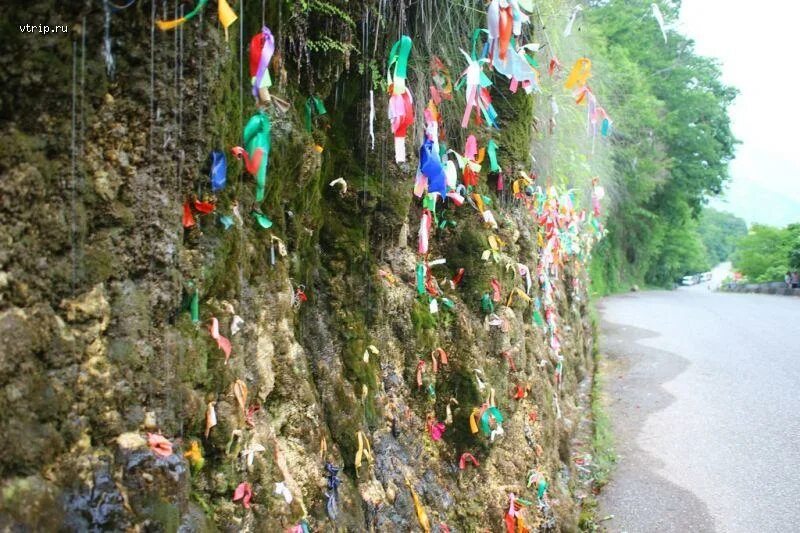 Девичьи слезы абхазии. Водопад девичьи слезы красная поляна. Озеро рица водопад девичьи слезы. Водопад девичьи слезы абхазия. Водопад женские слезы абхазия.