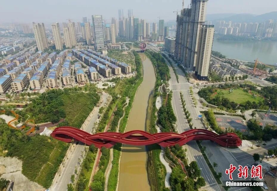 Lucky bridge. Пешеходный мост changsha lucky knot. китай чанша хунань. китайский город чанша. чанша, провинция хунань, китай.