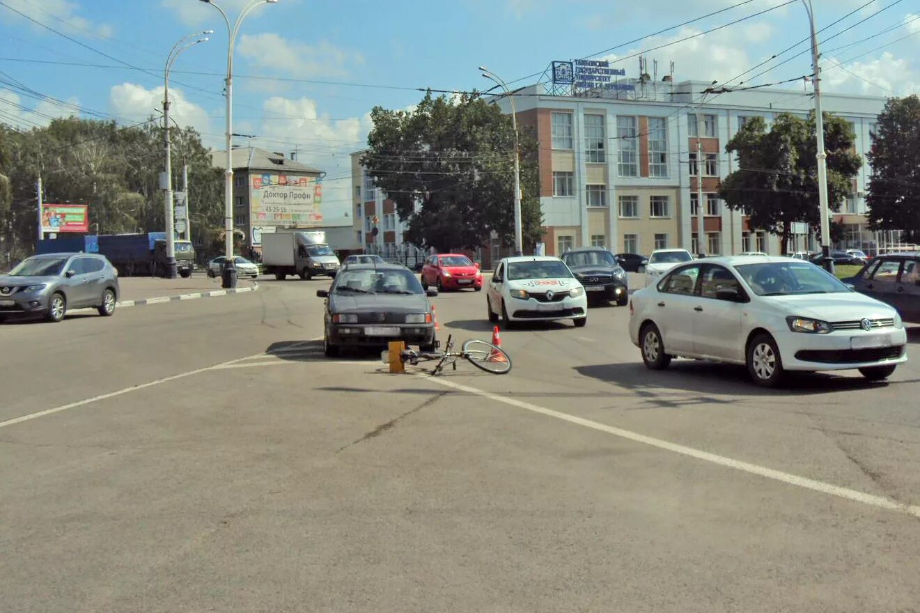 Комсомольская площадь 5 тамбов. Кольцо комсомольская площадь тамбов. Дтп тамбов комсомольская площадь. Комсомольская площадь 5 тамбов. Комсомольская площадь 3 тамбов.