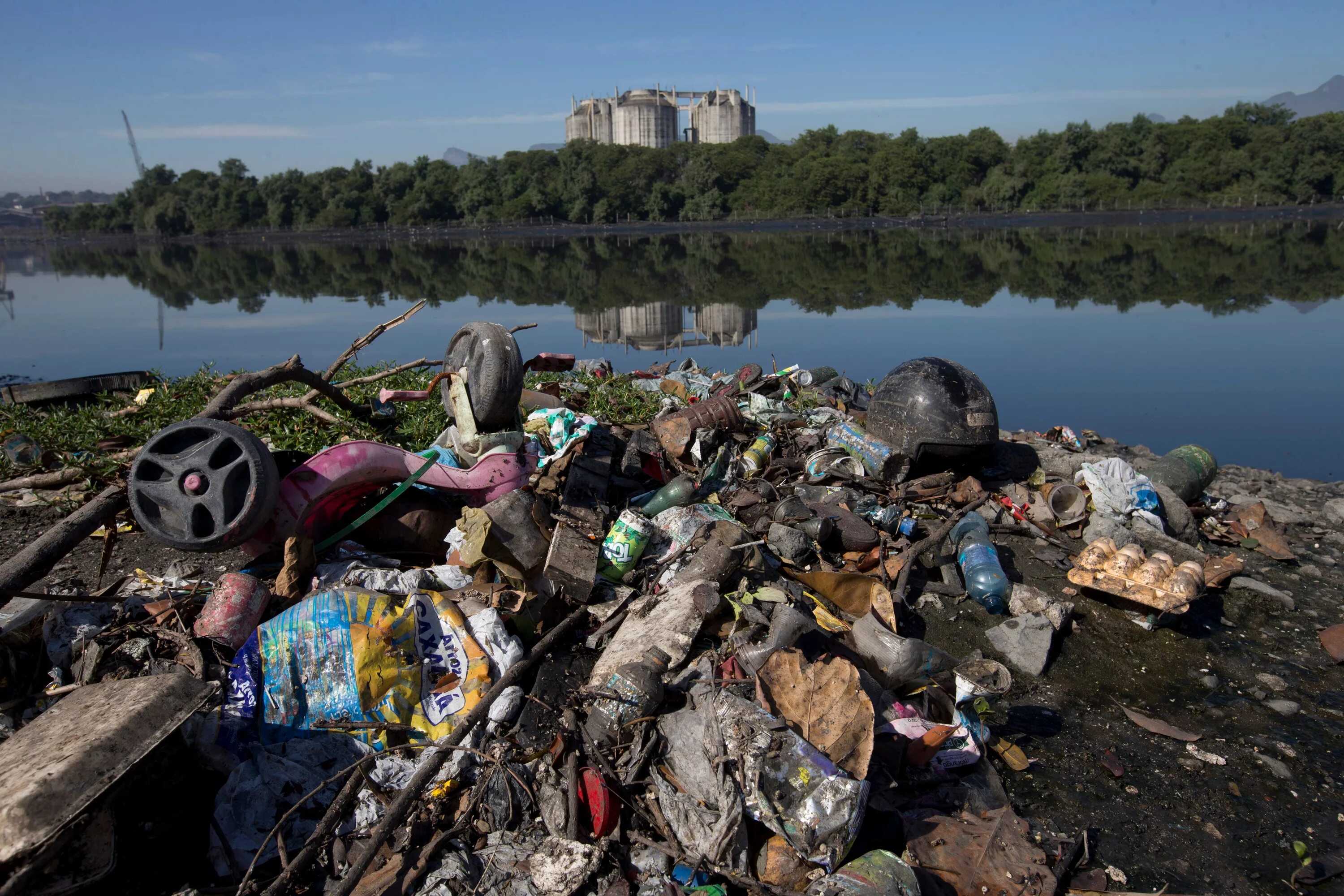 Грязная мутная вода. Загрязненные водоемы. Грязная вода. Человек загрязняет природу. Загрязнение природных вод.