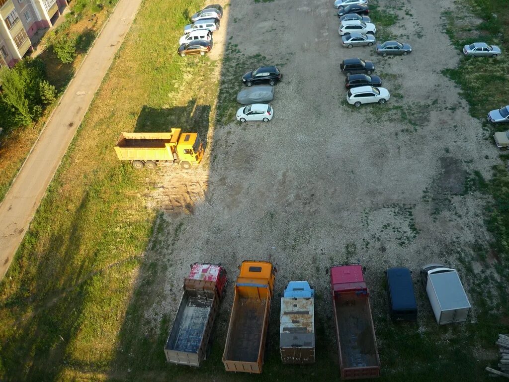 фура во дворе. фура припаркована во дворе. парковка грузовых автомобилей во дворах. парковка грузовых автомобилей во дворах жилых. коммерческий транспорт во дворах жилых домов.