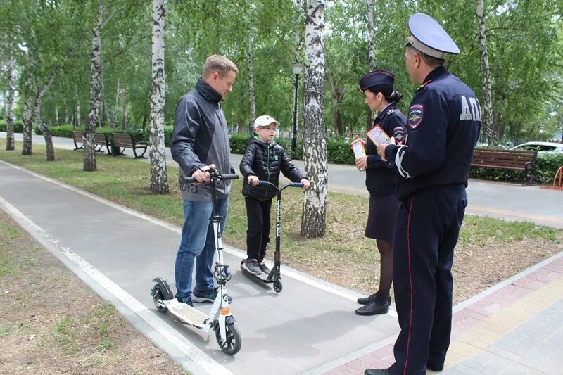 Сотрудник ГИБДД. Встреча детей с сотрудником ГИБДД. Ховалкин Барнаул ГАИ. Училище ГИБДД Барнаул. Сайт гибдд барнаул