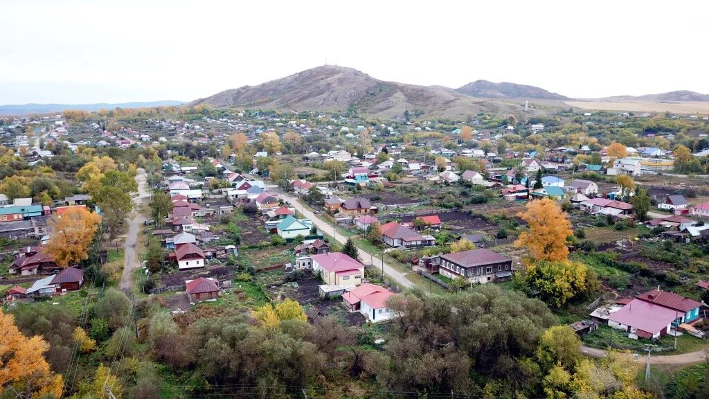 Змеиногорск Алтайский край. Город Змеиногорск Алтай. Сопки города Змеиногорска Алтайского края. Змеиногорск Алтайский край население. Погода алтайский край луговское