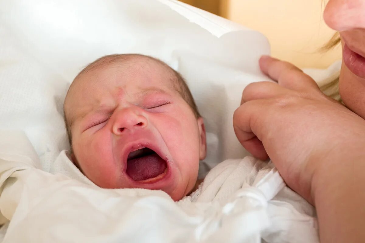Плачь ребенка при рождении. Грудничок плачет. Новорожденный ребенок плачет. Плачущий новорожденный. Плачущий ребенок в больнице.