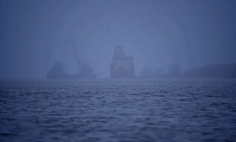 Пал туман на море синее