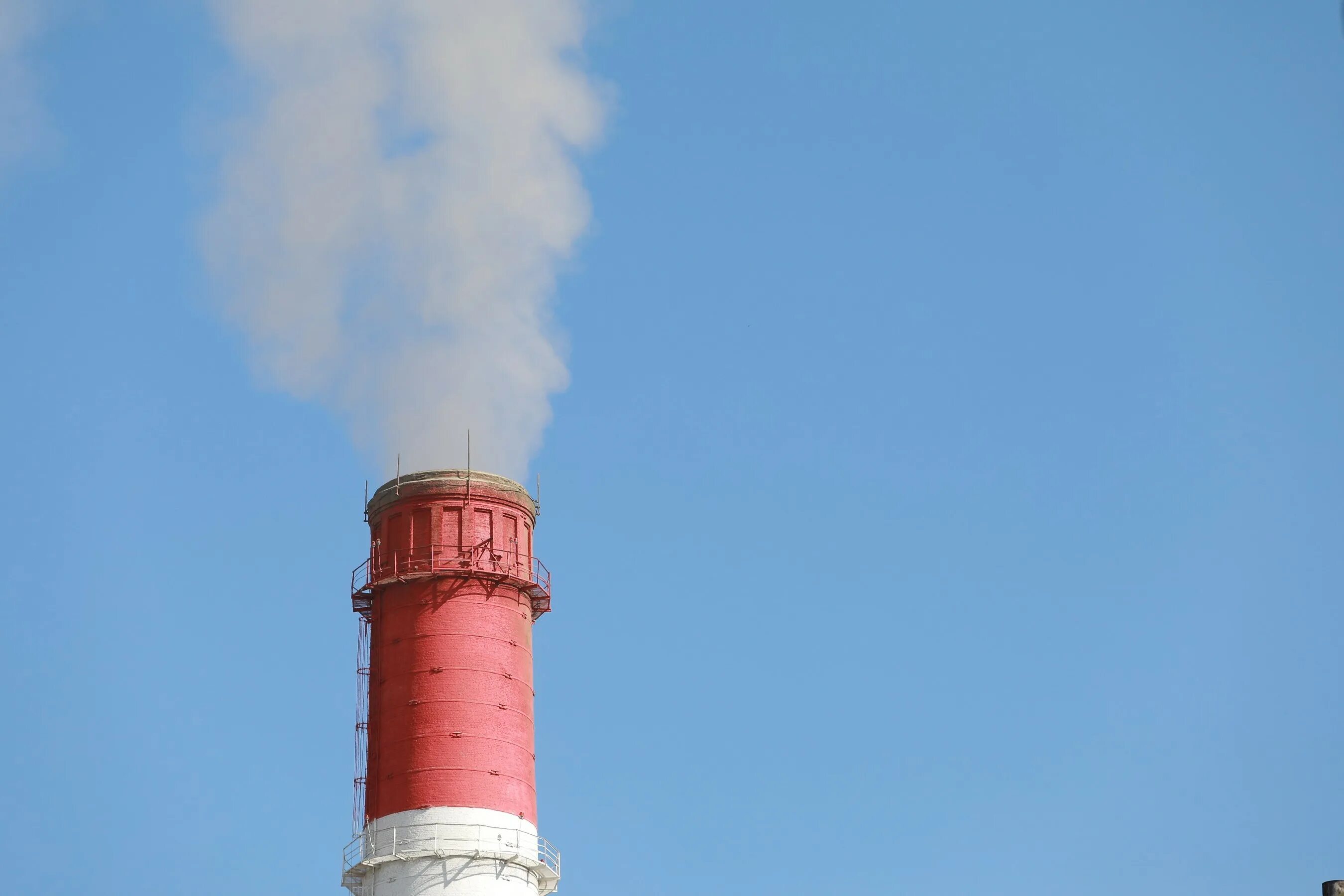 Дым из трубы тэц. Заводы загрязняют воздух в москве. Выбросы тэц в атмосферу. Труба с паром. Пар из труб тэц.