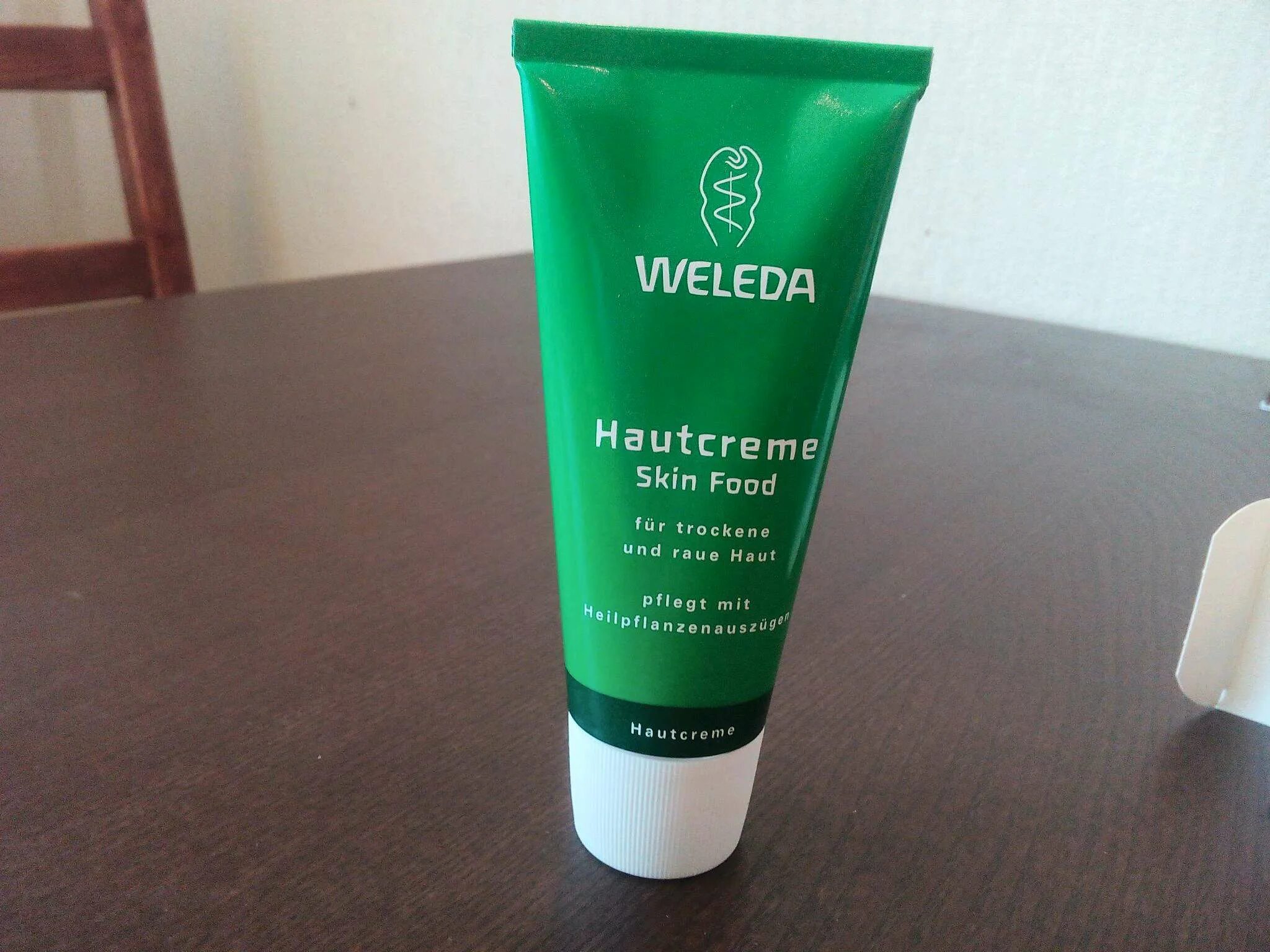 Крем фуд. Weleda Skin food. Weleda крем зеленый. Веледа Скинфуд крем. Крем универсальный питательный Weleda Skin food.