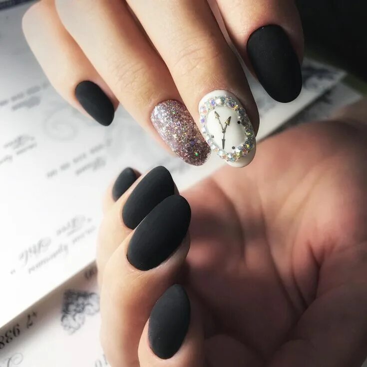 зимний маникюр на короткие ногти. олень на ногтях.