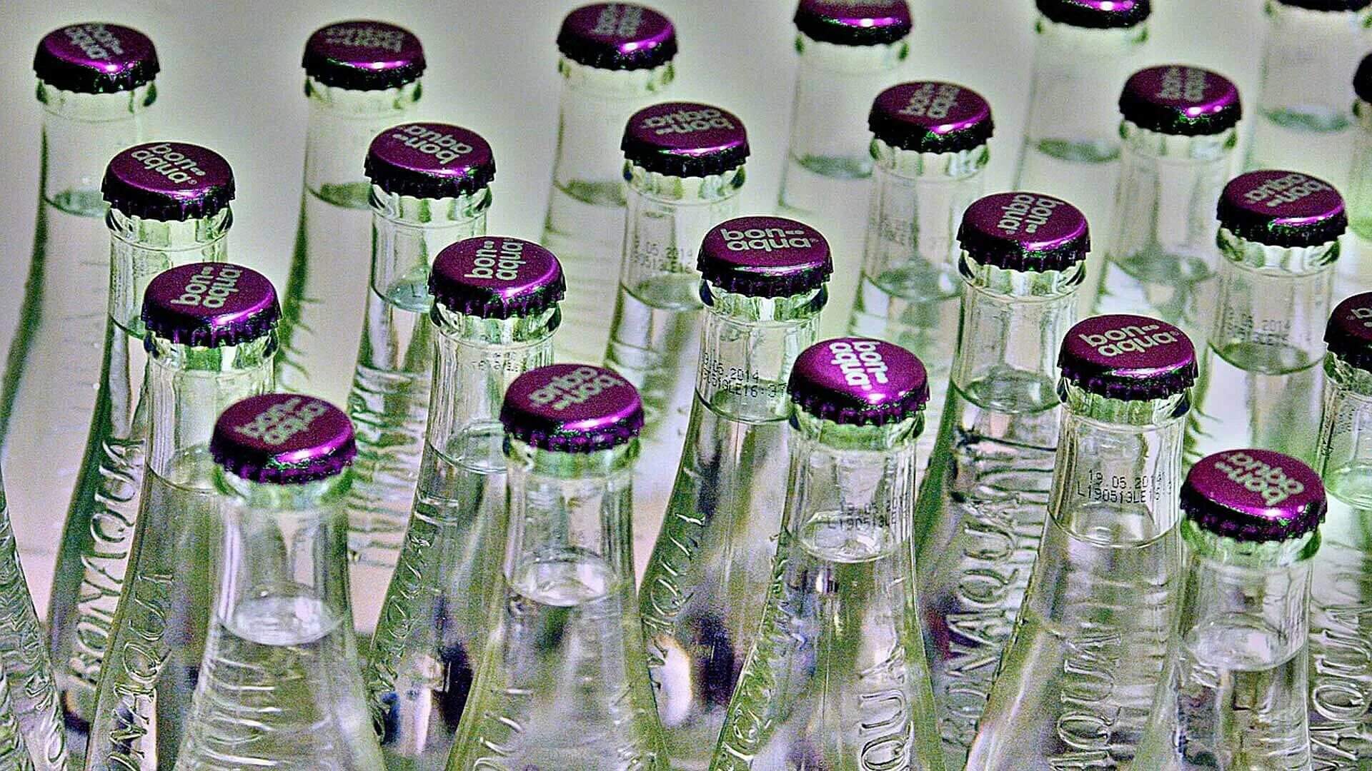 Вода в зеленой стеклянной бутылке. Стеклянная бутылка. Красивые бутылки. Красивые стеклянные бутылки. Стеклянная бутылка для воды.