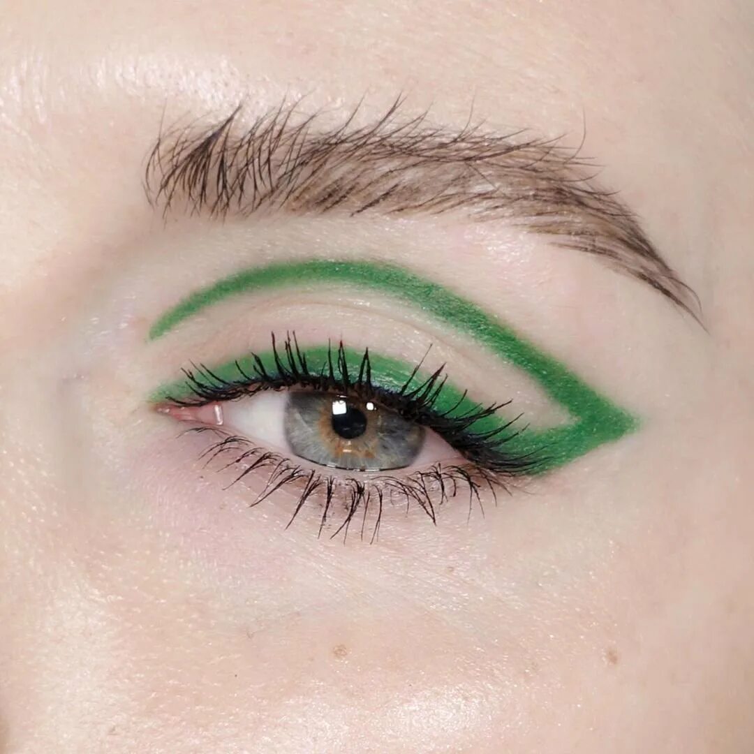 Макияж с зеленым карандашом. Макияж с зеленой тушью. Зеленые стрелки на глазах. Макияж с зеленой подводкой. Тени арт мейкап тянучка авокадо отзывы.