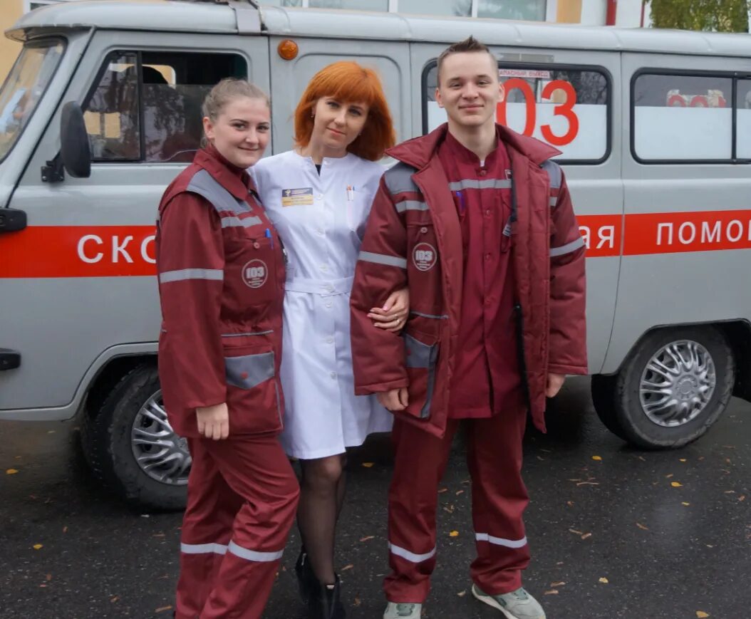 Скорая медицинская помощь. Выездная бригада скорой медицинской помощи. Бригада врачей скорой помощи. Форма медиков скорой помощи. Бригада скорой.