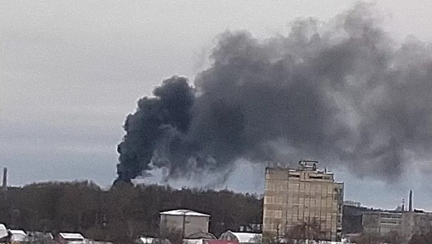 МАЗ дымит черным дымом. Задымление в Твери в Заволжском районе. Дым от горения резины. Черный дым над собором. Евро черный дым