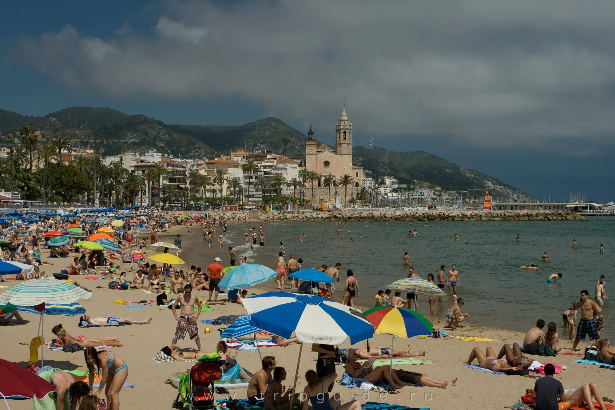 пляж стинива, вис, хорватия. раздельные пляжи в европе. сиджес в испании. г. пляж маринья португалия.