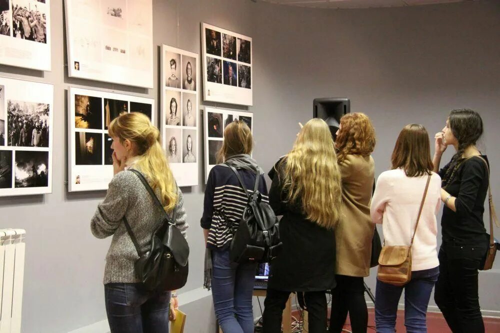 Выставка юн. Молодежь на выставке. Выставка молодые дарования волгоград. Михайловский художник. Китаренко художник ставрополь.