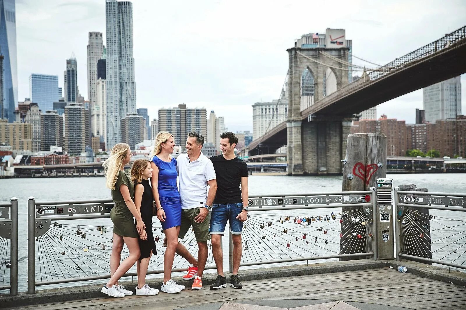 When go to new york. Семья в Нью Йорке. Нью Йорк путешествие. Друзья в Нью Йорке. Туристы в Нью Йорке.