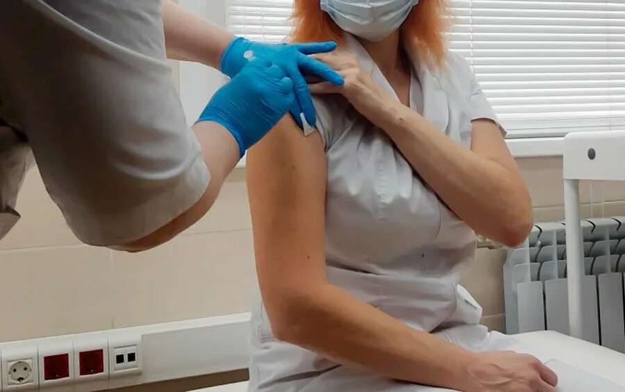 Прививка от коронавируса. Коронавирус вакцинация в России. Последствия испытаний вакцин covid19. Девушке делают прививку от коронавируса. Коронавирус прививка человеку