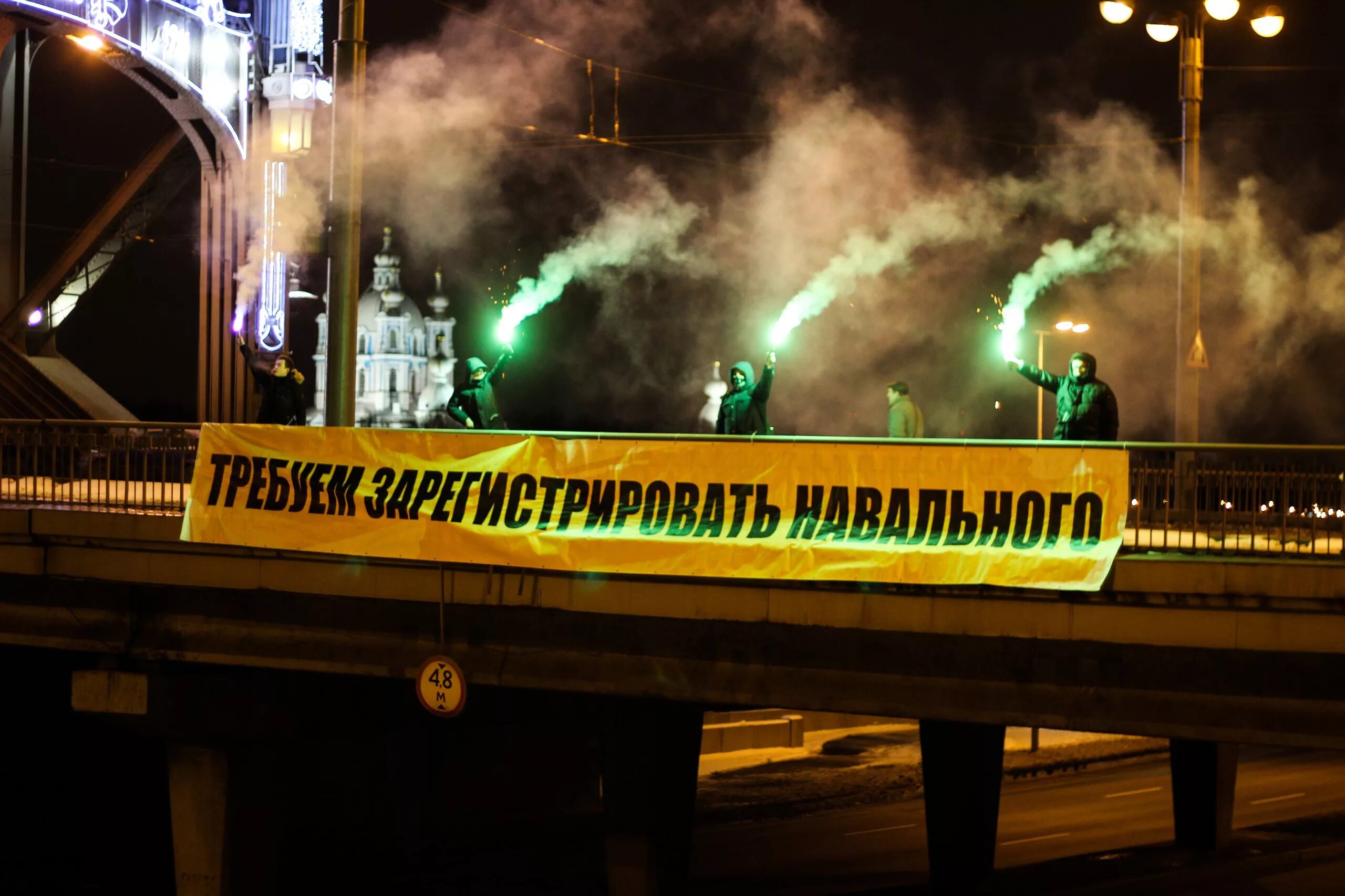 Баннеры петербург. Баннеры в Питере. Навальный мост. Баннер на мосту. В Петербурге вывесили баннер транспереход.