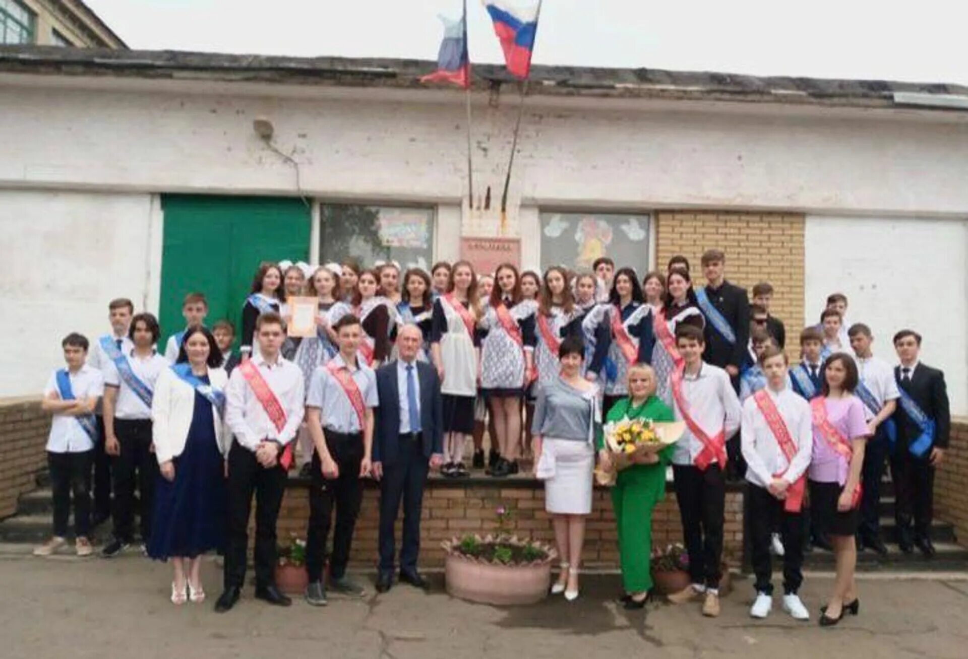В башкирии директоров школ. Класс в школе. школы башкирии. школа фото. выпускники школа номер 1 2025.