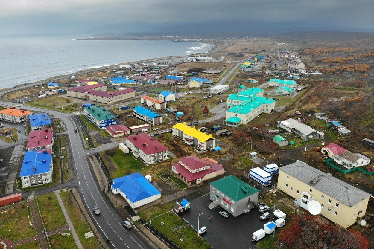 Южно курильск купить. Курильск Итуруп. Курильские острова город Курильск. Остров Южно Курильск. Остров Итуруп Рейдово.