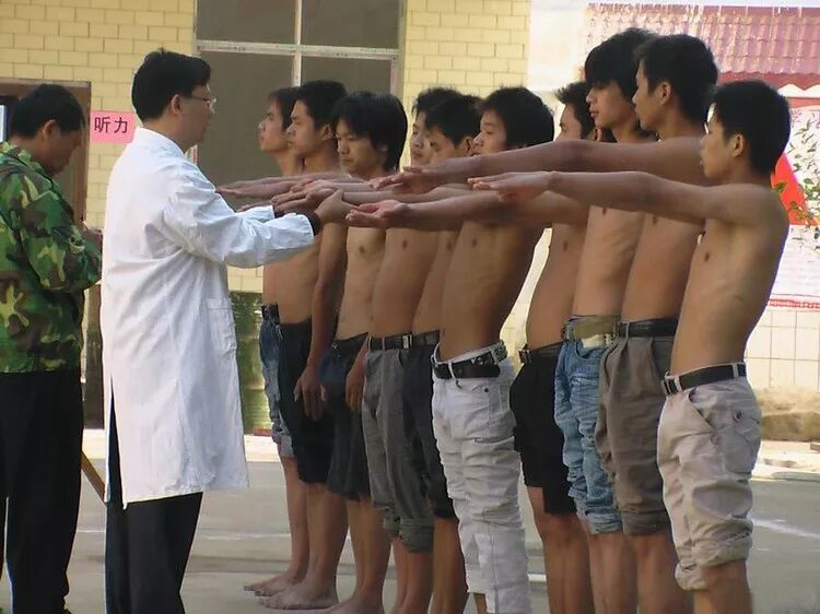 Китайский медосмотр. Медосмотр мужчин. Медкомиссия в военкомате. Призывники на медкомиссии. Призывники в китае.