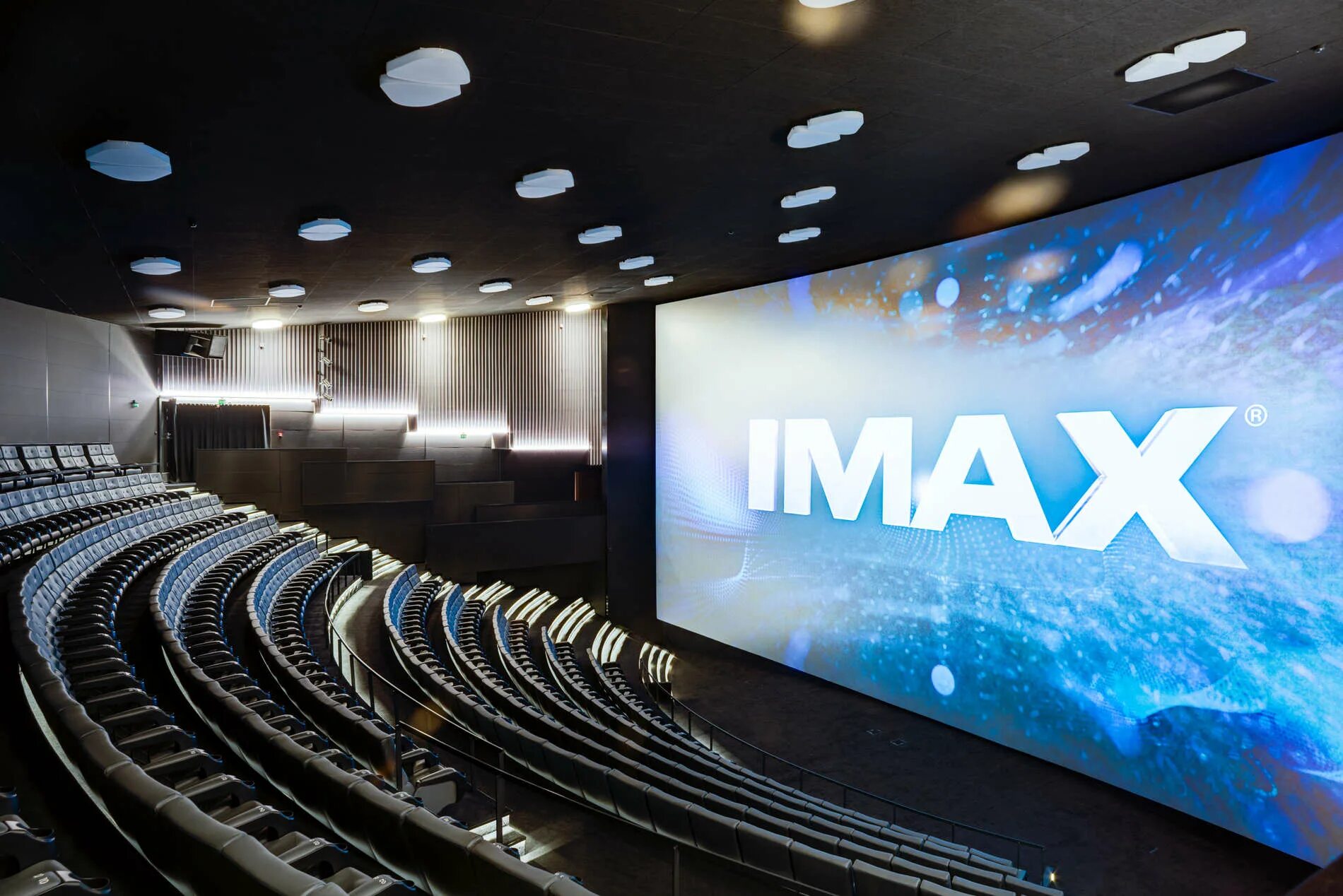 Аймакс кинотеатр в Москве. IMAX экран. Аймакс 3д Москва самый большой экран Капитолий. Nescafe IMAX кинотеатр. Киносфера imax в тц капитолий