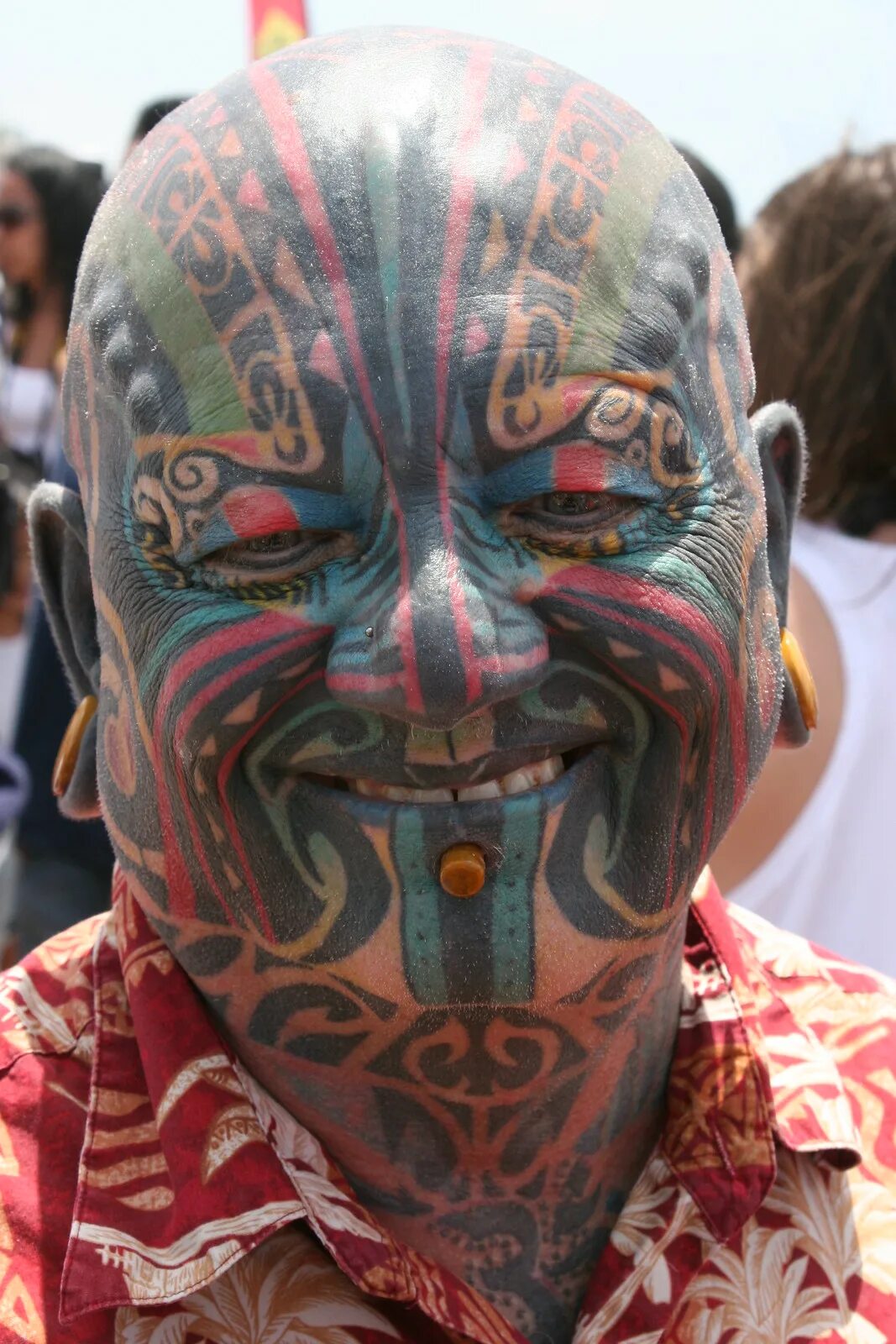 Самого татуированного человека. Много тату.