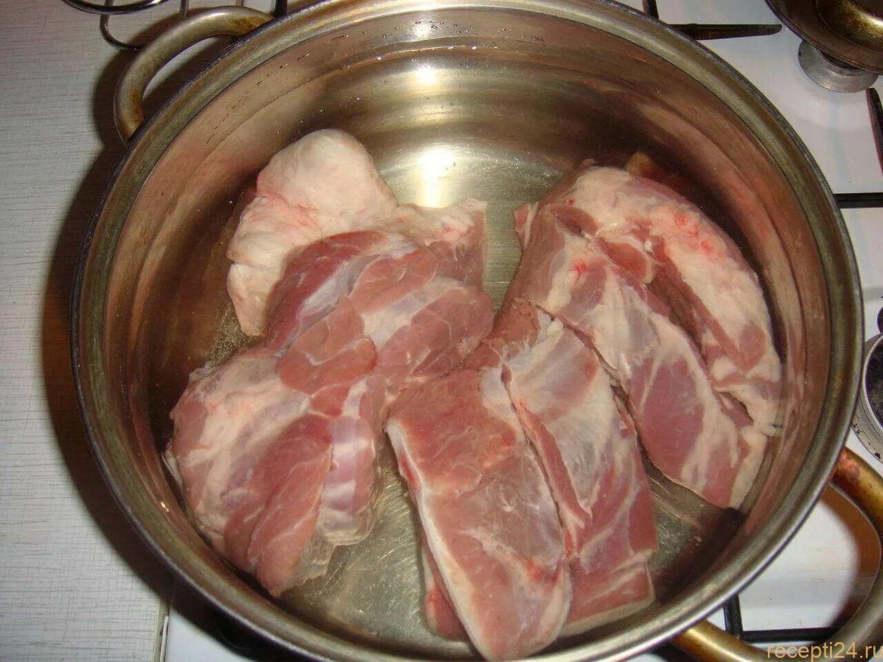 Мясо в супе было не доварено. Мясо варится. варка мяса. мясо в кастрюле. бульон с мясом.