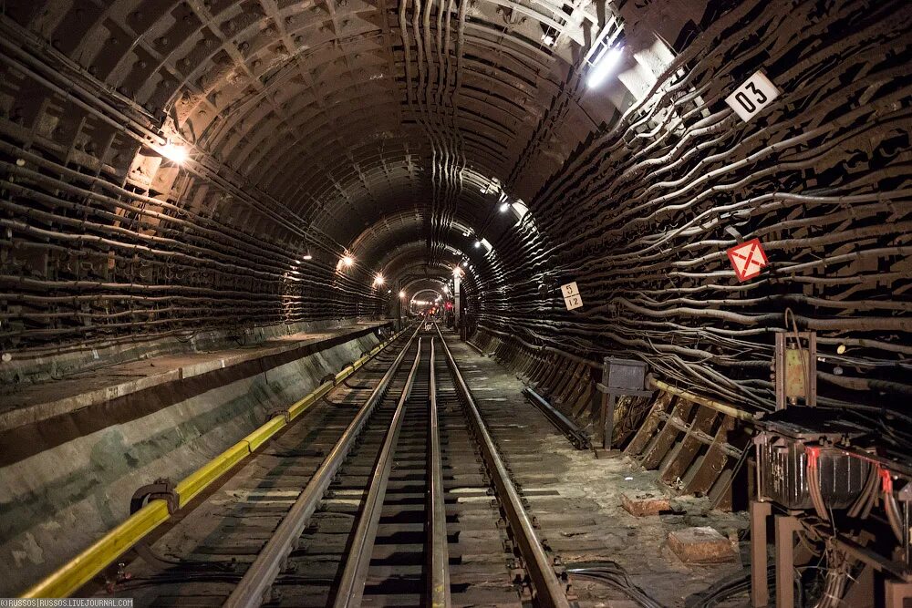 Замоскворецкая линия московского метрополитена. Тоннель метро станция Бауманская. Метро белорусская Замоскворецкая линия тоннеля. Метро белорусская Замоскворецкая линия рельсы.