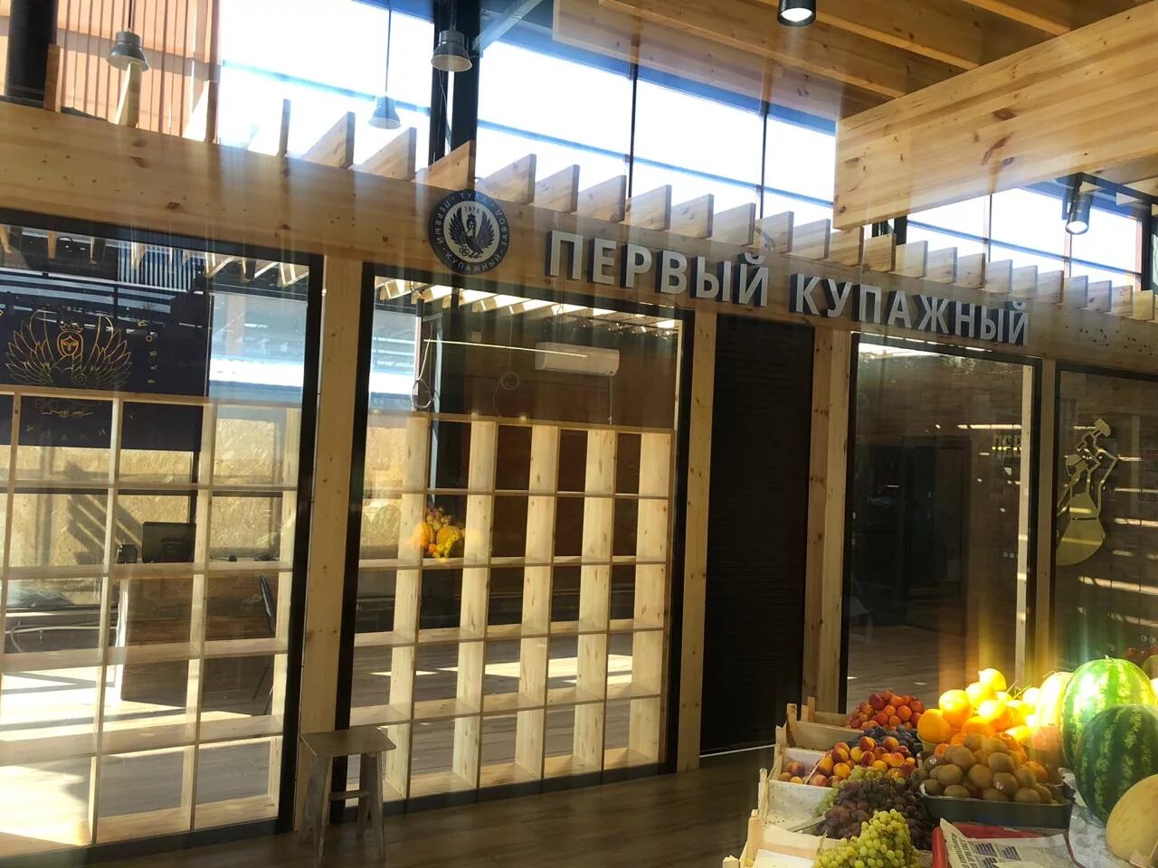 Первый фирменный магазин. Приморский кондитер, москва, селезнёвская улица. Артинский поселок и завод. Сеть калинкино закрыло сеть магазинов. Шоурум midea в москве.