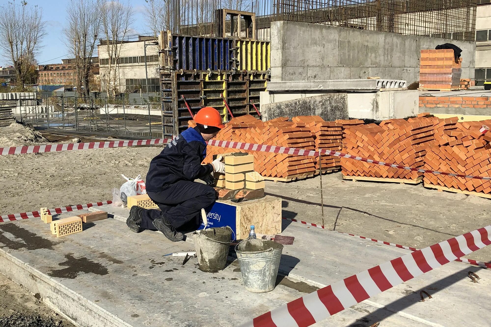Два каменщика укладывают два одинаковых участка