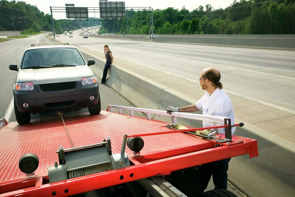 Load car. Погрузка автомобиля на эвакуатор. Эвакуатор транспортное средство. Эвакуатор фото. Буксировка эвакуатором.